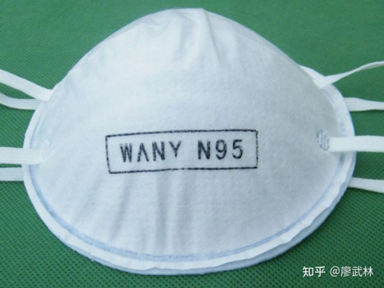 拱型,外观半球园润,密合性较好,气腔较大,不易沾口红,医用防护口罩常为杯型。但不能折叠收纳,且为保证密合性会勒耳朵