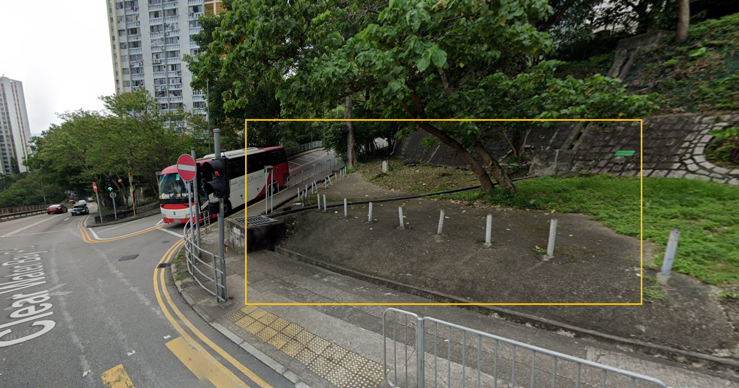 约300m处的三岔路口空地即为集合地点